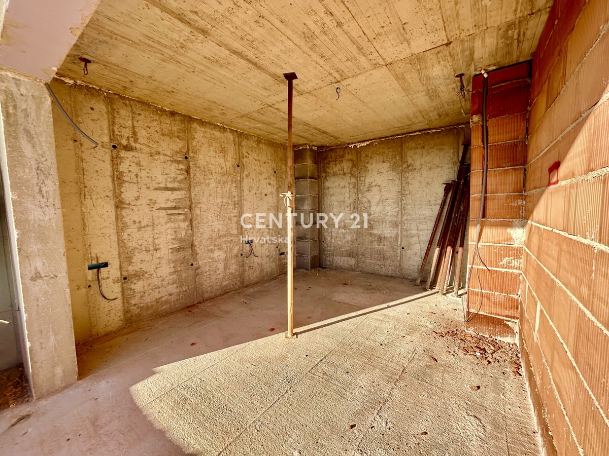 UMAG, OKOLICA, STANOVANJE S PANORAMSKIM RAZGLEDOM NA MORJE IN LE 250 METROV OD PLAŽE