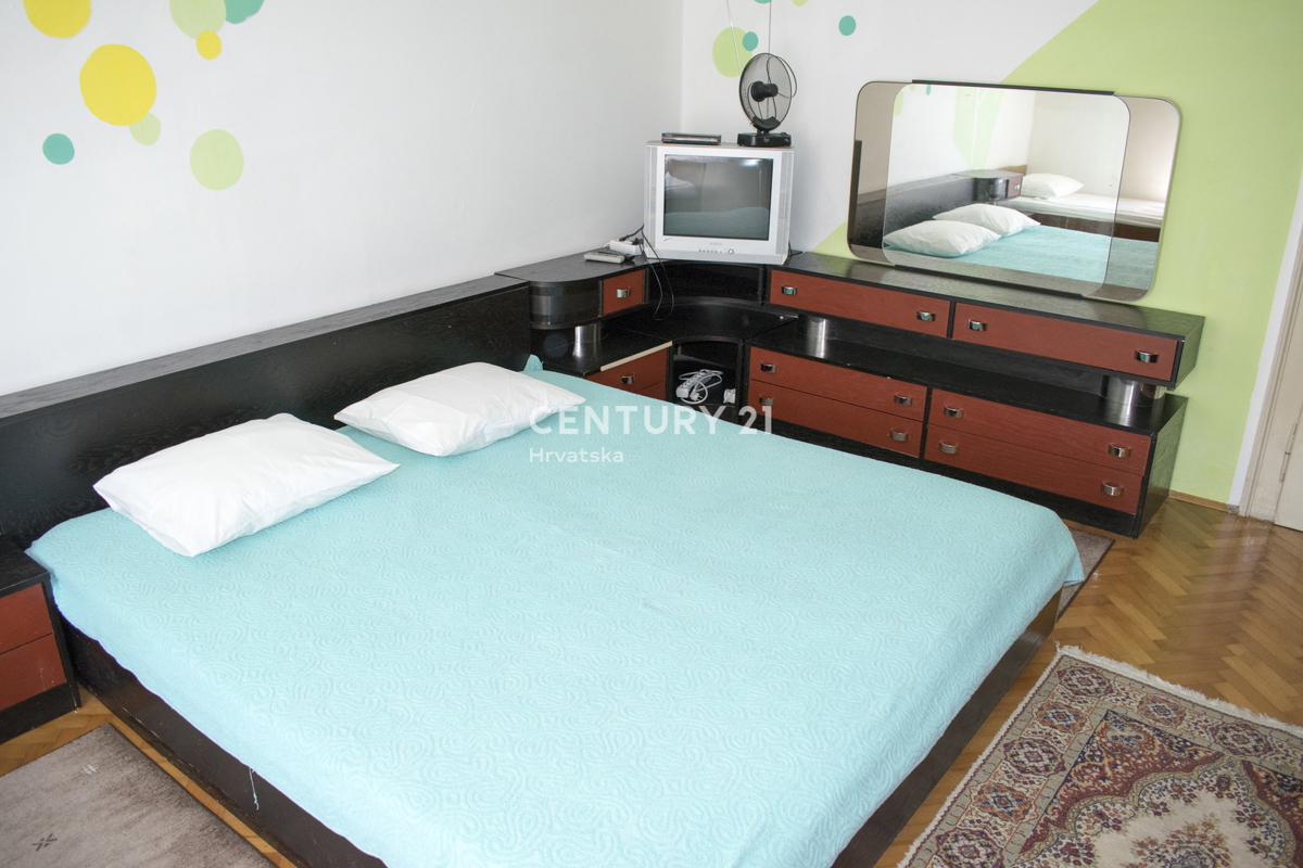 POREČ, STANOVANJE S 3 SPALNICAMI V SREDIŠČU MESTA