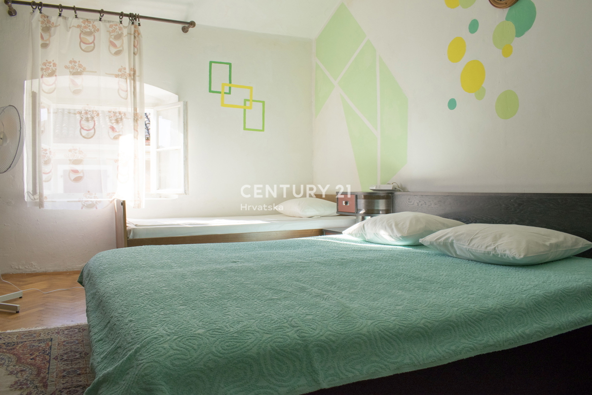 POREČ, STANOVANJE S 3 SPALNICAMI V SREDIŠČU MESTA