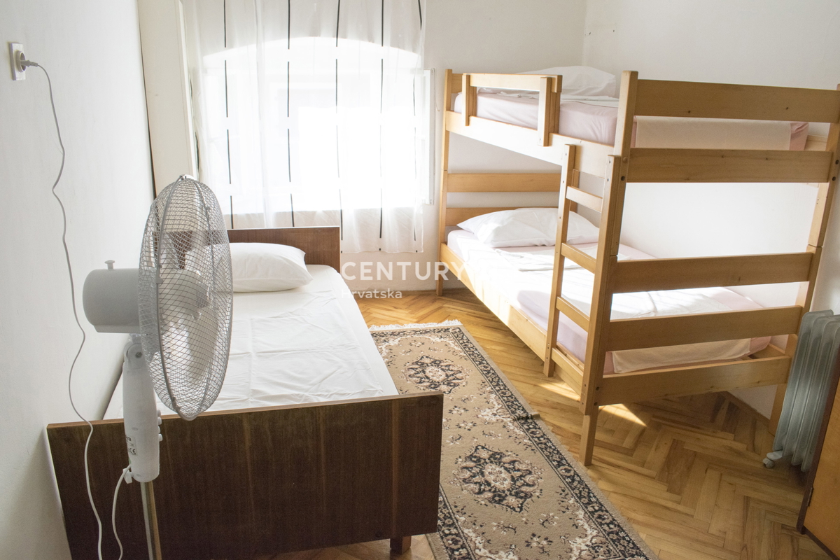 POREČ, STANOVANJE S 3 SPALNICAMI V SREDIŠČU MESTA