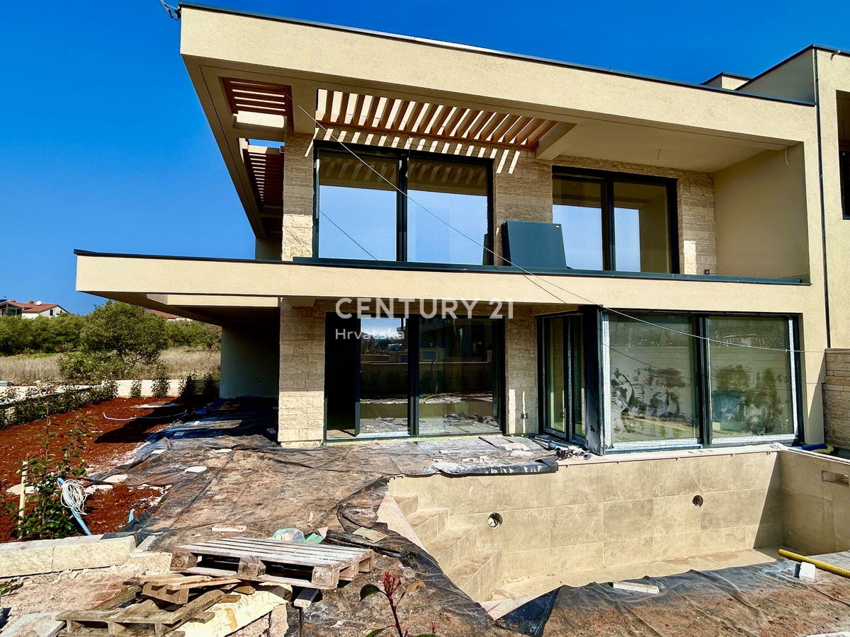 UMAG, VILA SAMO 150 METROV OD PLAŽE IN MORJA