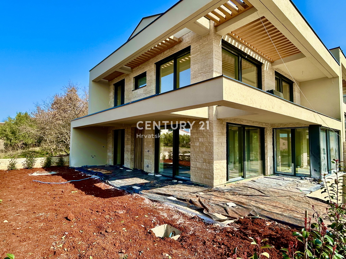 UMAG, VILA SAMO 150 METROV OD PLAŽE IN MORJA