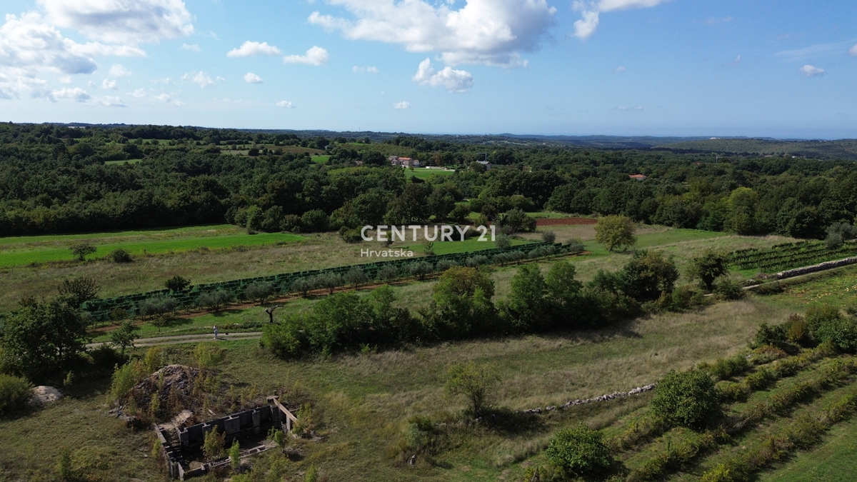 KANFANAR, KOMBINACIJA GRADBENEGA IN KMETIJSKEGA ZEMLJIŠČA NA MIRNI LOKACIJI