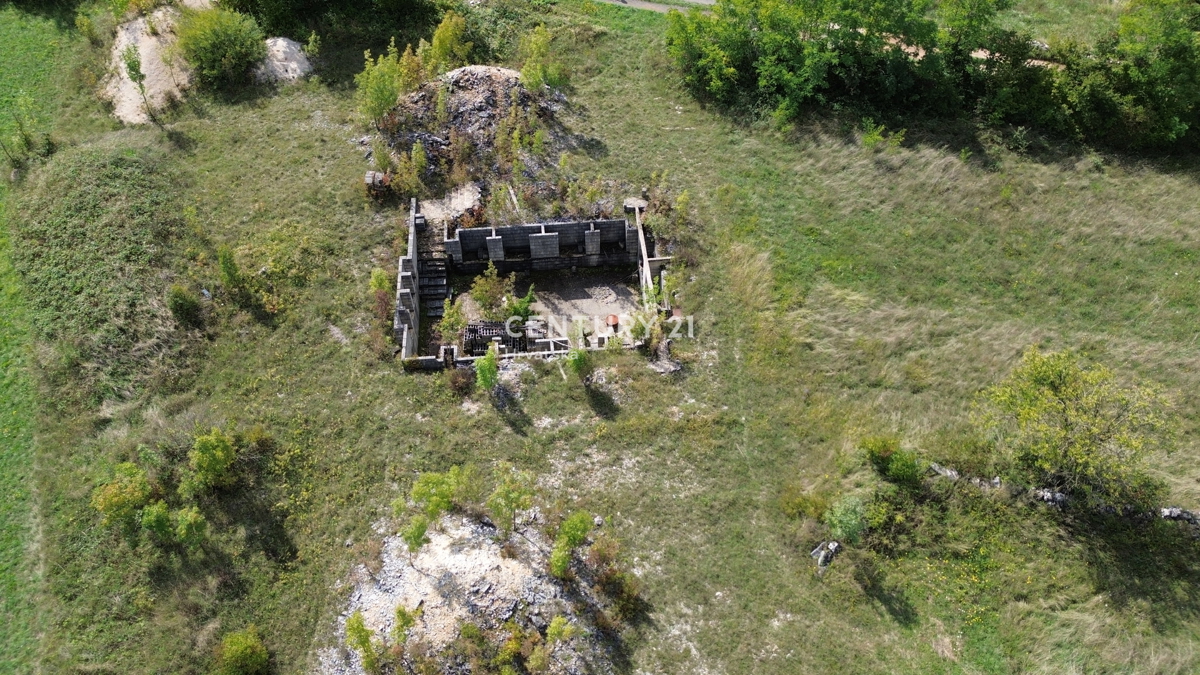 KANFANAR, KOMBINACIJA GRADBENEGA IN KMETIJSKEGA ZEMLJIŠČA NA MIRNI LOKACIJI