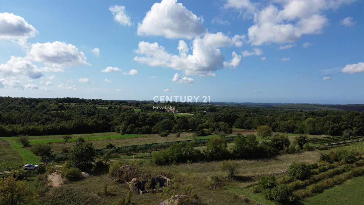 KANFANAR, KOMBINACIJA GRADBENEGA IN KMETIJSKEGA ZEMLJIŠČA NA MIRNI LOKACIJI