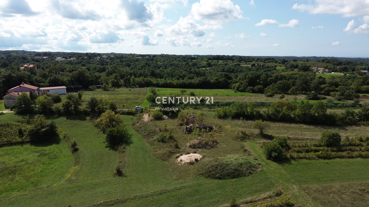 KANFANAR, KOMBINACIJA GRADBENEGA IN KMETIJSKEGA ZEMLJIŠČA NA MIRNI LOKACIJI