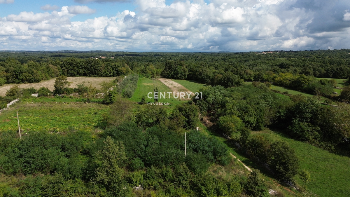 KANFANAR, KOMBINACIJA GRADBENEGA IN KMETIJSKEGA ZEMLJIŠČA NA MIRNI LOKACIJI