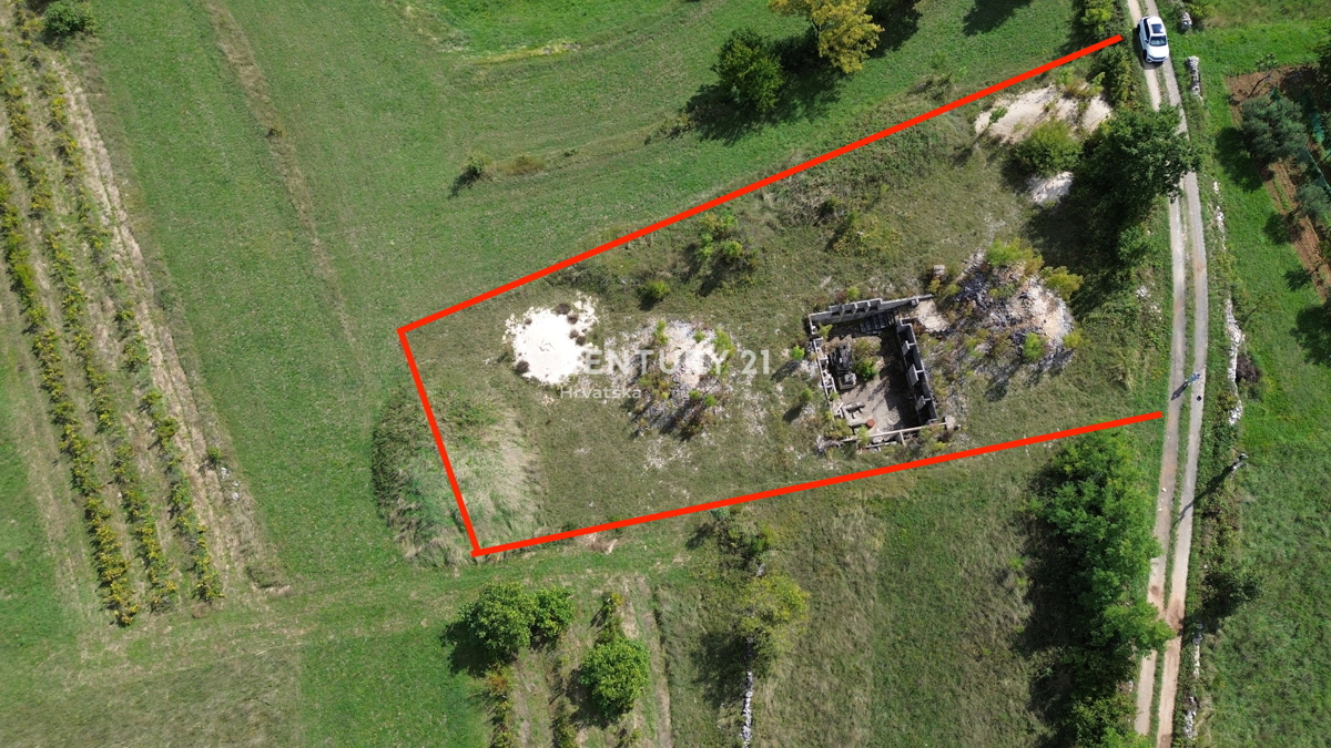 KANFANAR, KOMBINACIJA GRADBENEGA IN KMETIJSKEGA ZEMLJIŠČA NA MIRNI LOKACIJI