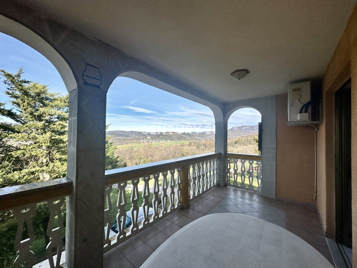 LABIN, KRŠAN, HIŠA Z DVEMA STANOVANJEMA IN VELIKIM DVORIŠČEM NA MIRNI LOKACIJI