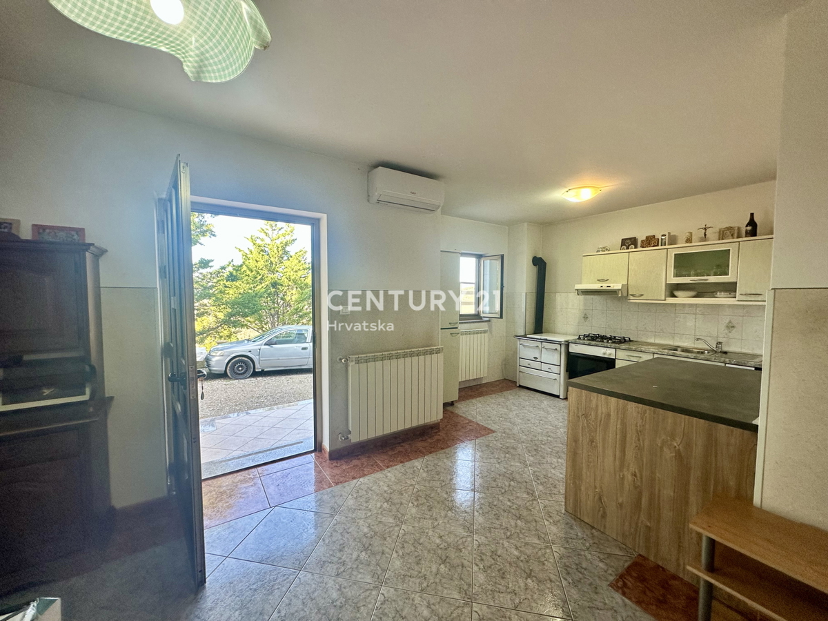 LABIN, KRŠAN, HIŠA Z DVEMA STANOVANJEMA IN VELIKIM DVORIŠČEM NA MIRNI LOKACIJI