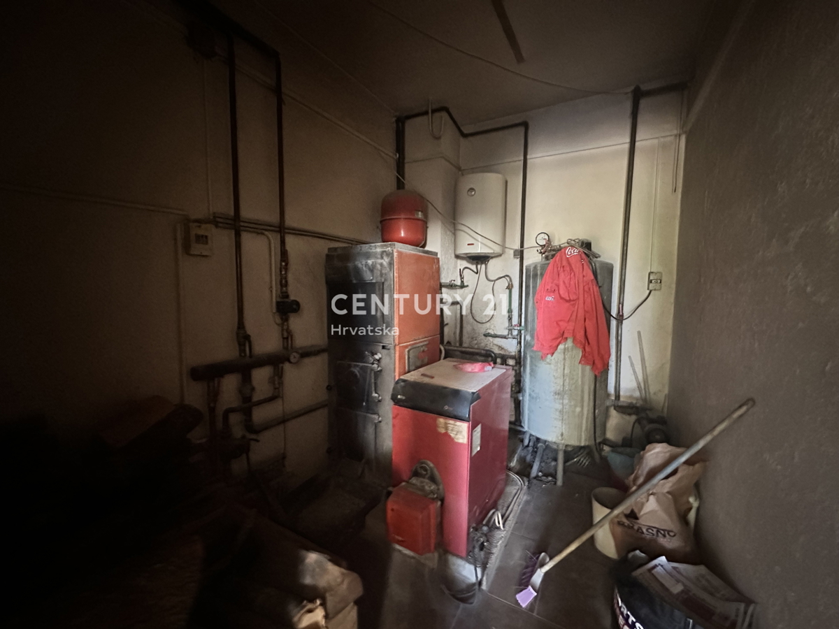 LABIN, KRŠAN, HIŠA Z DVEMA STANOVANJEMA IN VELIKIM DVORIŠČEM NA MIRNI LOKACIJI