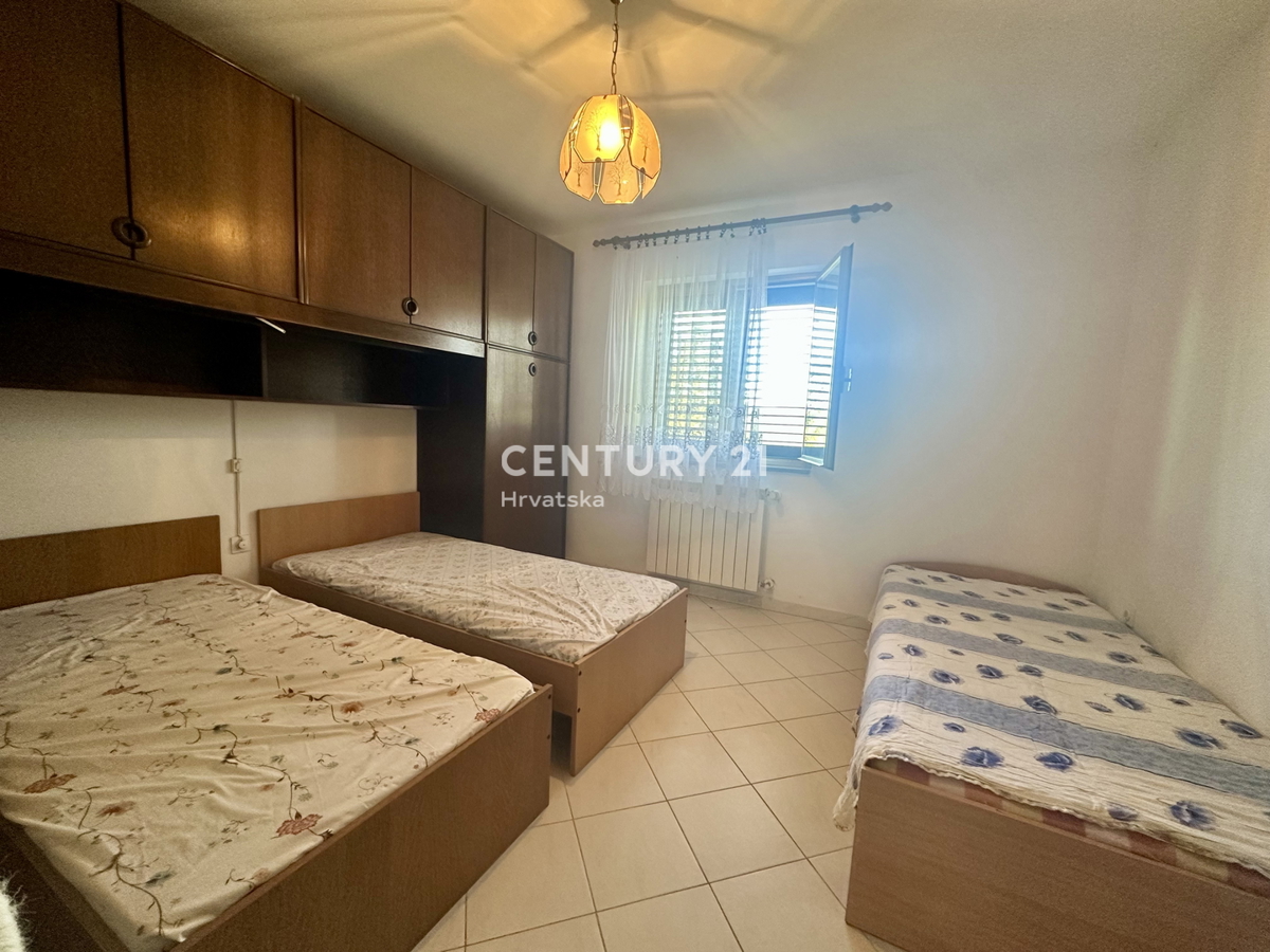 LABIN, KRŠAN, HIŠA Z DVEMA STANOVANJEMA IN VELIKIM DVORIŠČEM NA MIRNI LOKACIJI