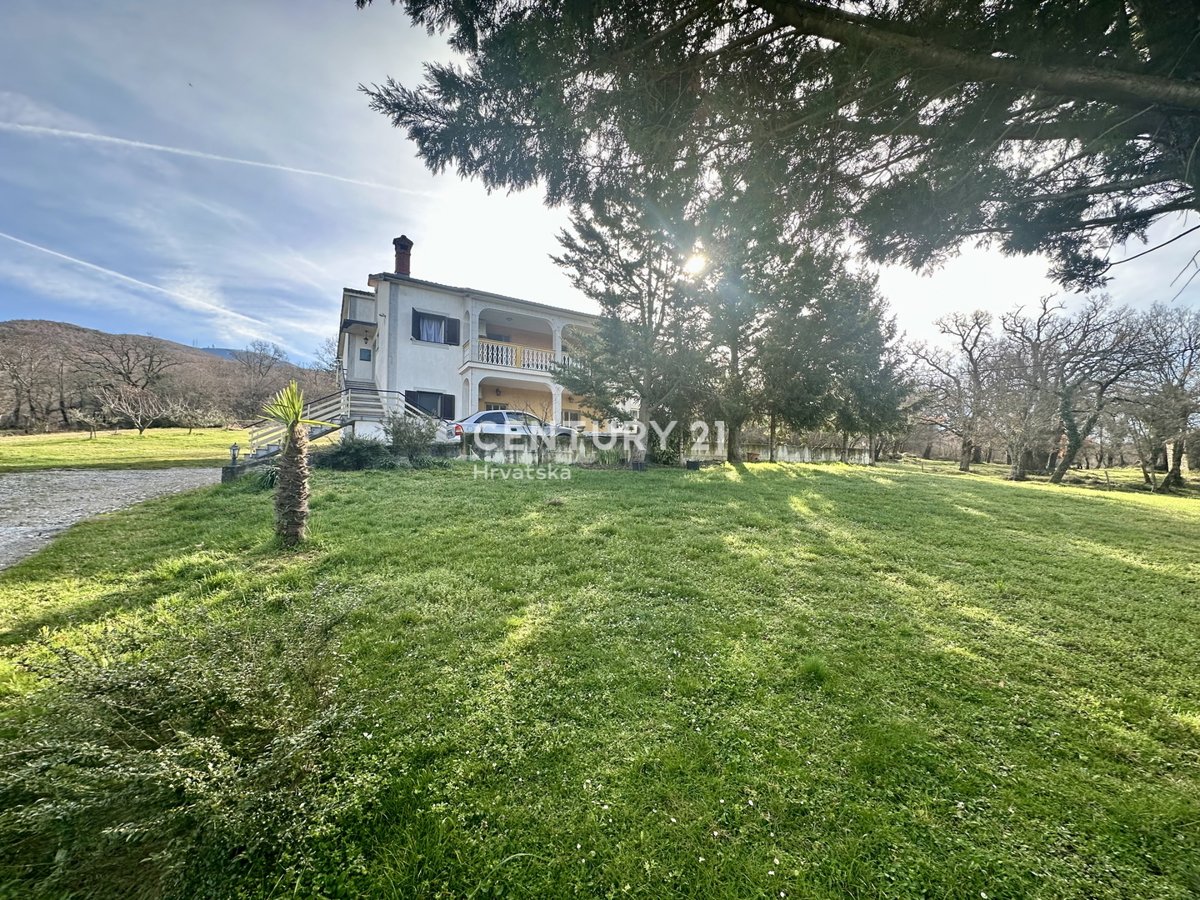 LABIN, KRŠAN, HIŠA Z DVEMA STANOVANJEMA IN VELIKIM DVORIŠČEM NA MIRNI LOKACIJI