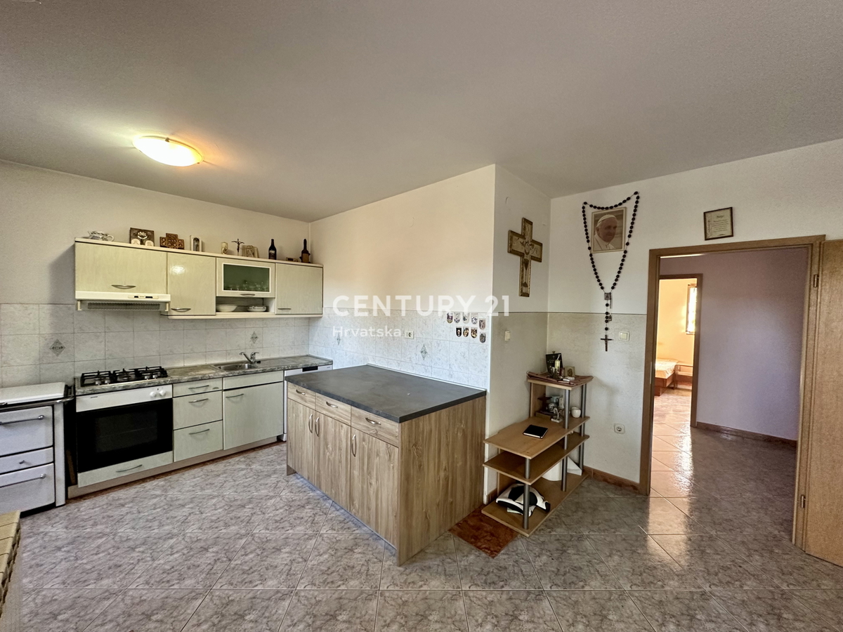 LABIN, KRŠAN, HIŠA Z DVEMA STANOVANJEMA IN VELIKIM DVORIŠČEM NA MIRNI LOKACIJI