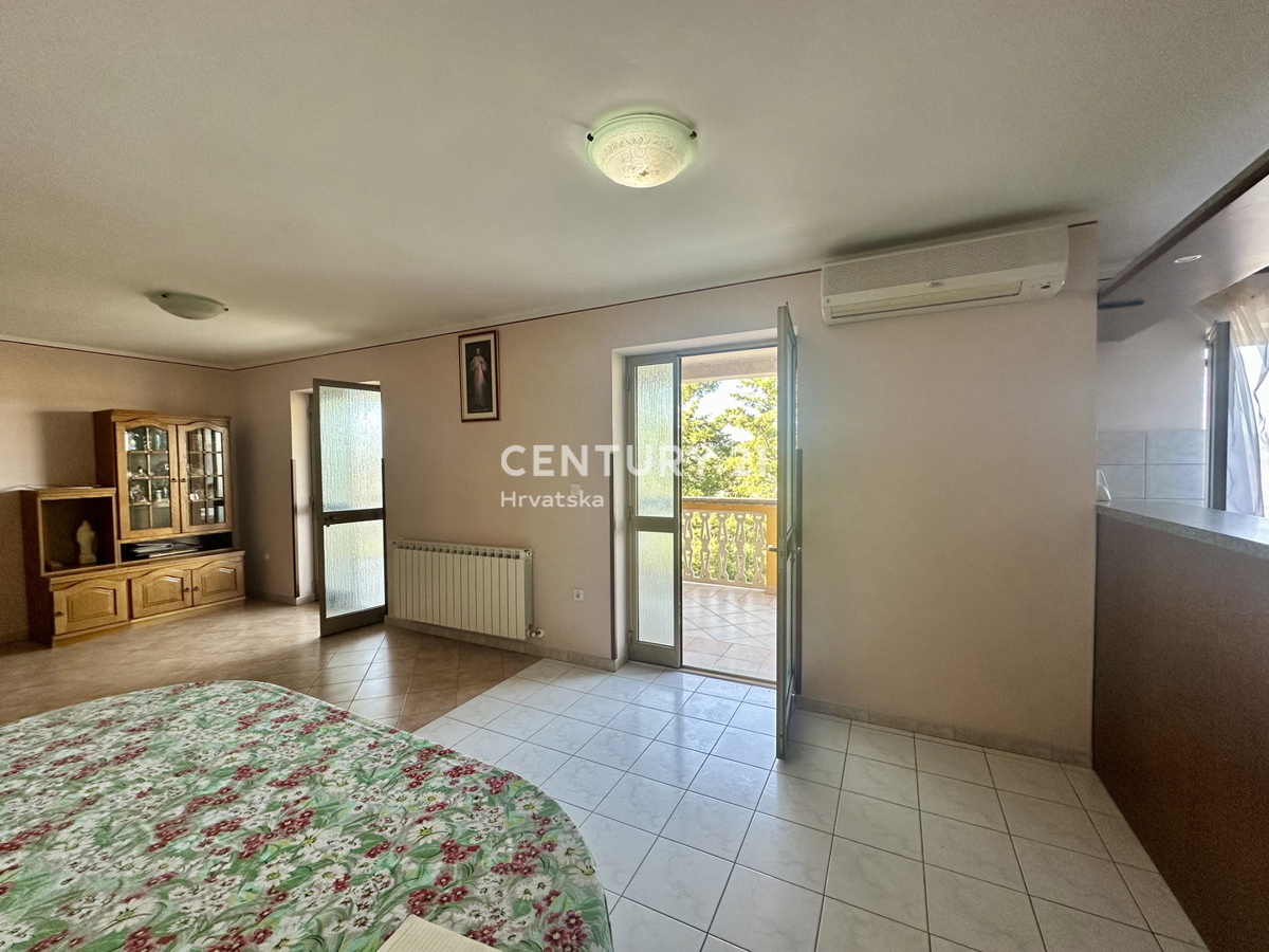 LABIN, KRŠAN, HIŠA Z DVEMA STANOVANJEMA IN VELIKIM DVORIŠČEM NA MIRNI LOKACIJI