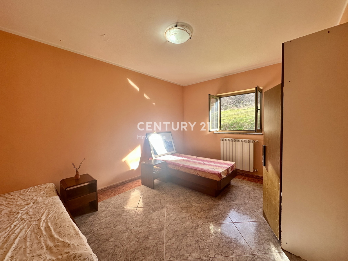 LABIN, KRŠAN, HIŠA Z DVEMA STANOVANJEMA IN VELIKIM DVORIŠČEM NA MIRNI LOKACIJI