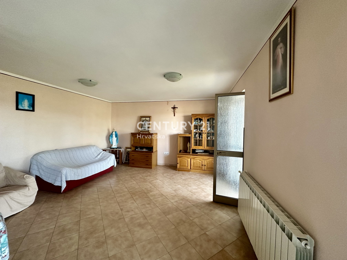 LABIN, KRŠAN, HIŠA Z DVEMA STANOVANJEMA IN VELIKIM DVORIŠČEM NA MIRNI LOKACIJI