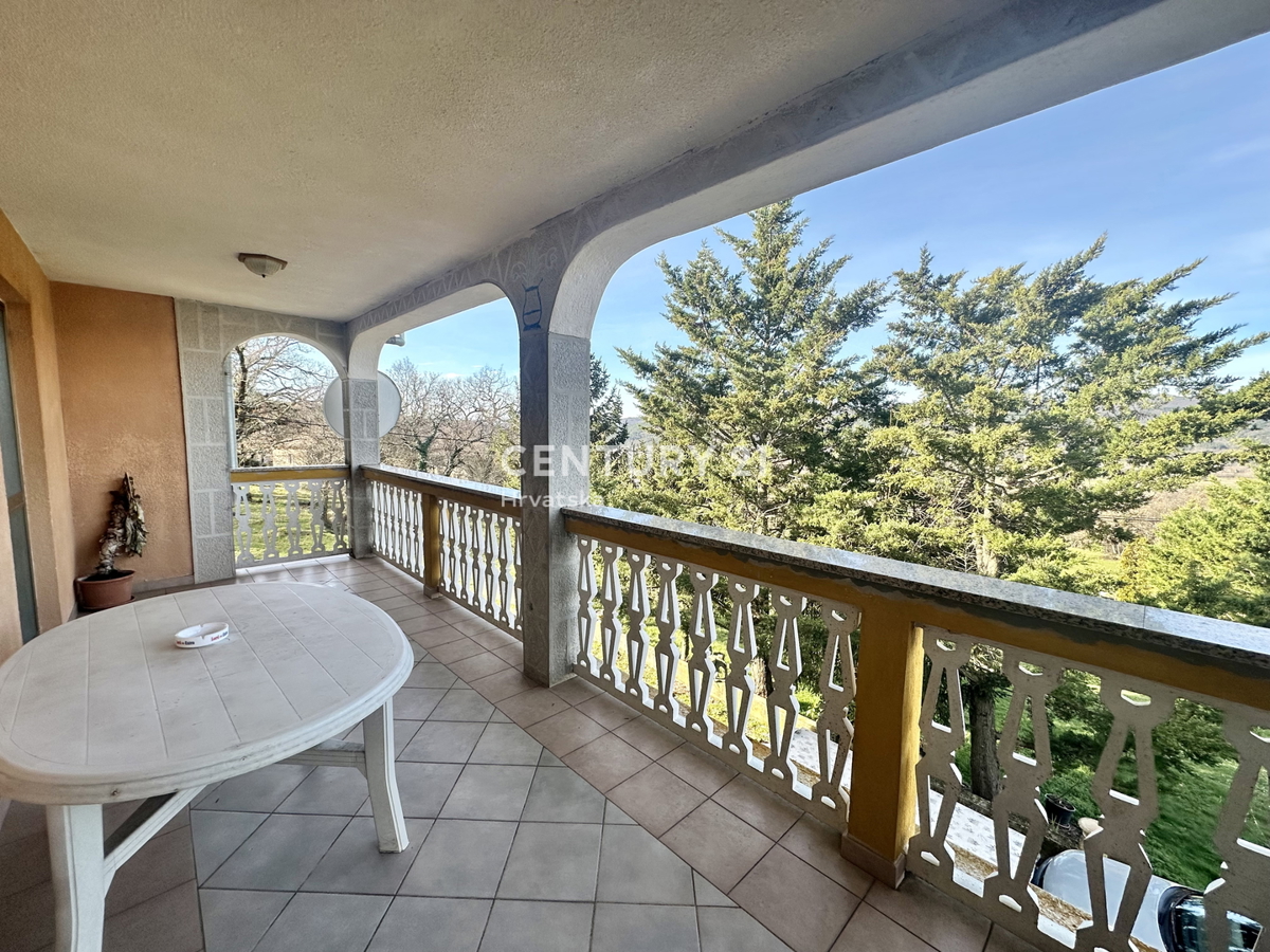 LABIN, KRŠAN, HIŠA Z DVEMA STANOVANJEMA IN VELIKIM DVORIŠČEM NA MIRNI LOKACIJI