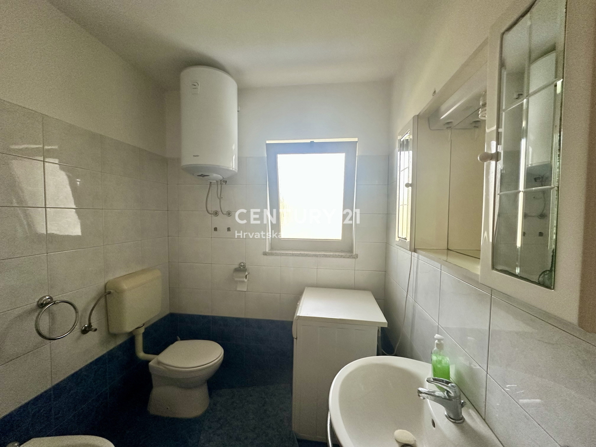 LABIN, KRŠAN, HIŠA Z DVEMA STANOVANJEMA IN VELIKIM DVORIŠČEM NA MIRNI LOKACIJI