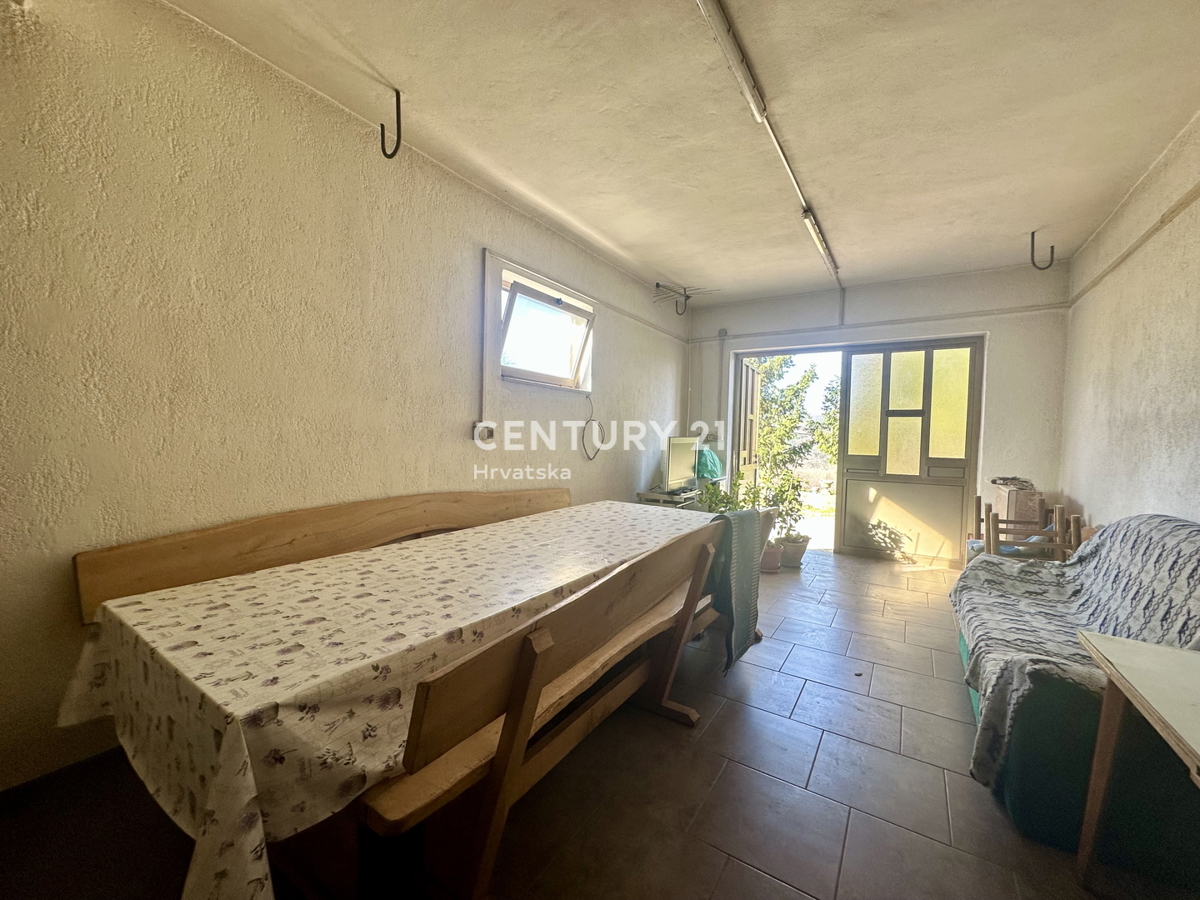 LABIN, KRŠAN, HIŠA Z DVEMA STANOVANJEMA IN VELIKIM DVORIŠČEM NA MIRNI LOKACIJI