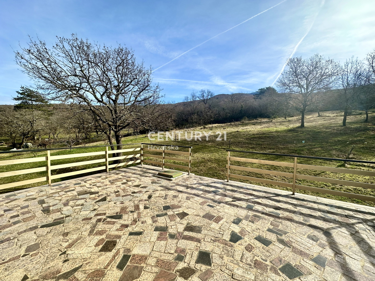 LABIN, KRŠAN, HIŠA Z DVEMA STANOVANJEMA IN VELIKIM DVORIŠČEM NA MIRNI LOKACIJI