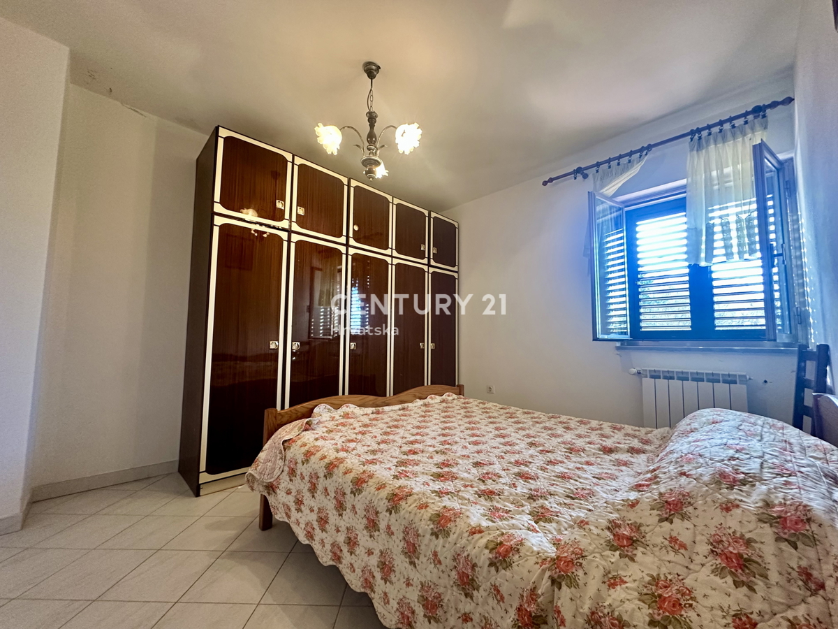 LABIN, KRŠAN, HIŠA Z DVEMA STANOVANJEMA IN VELIKIM DVORIŠČEM NA MIRNI LOKACIJI