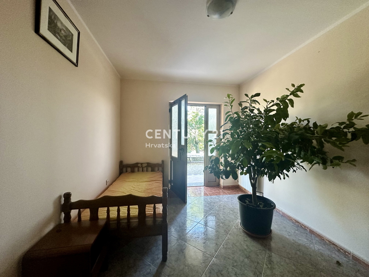 LABIN, KRŠAN, HIŠA Z DVEMA STANOVANJEMA IN VELIKIM DVORIŠČEM NA MIRNI LOKACIJI