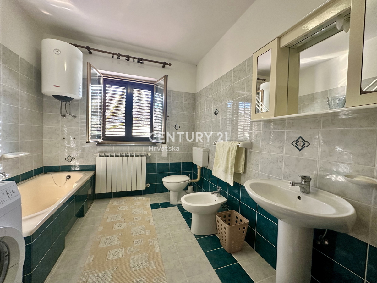 LABIN, KRŠAN, HIŠA Z DVEMA STANOVANJEMA IN VELIKIM DVORIŠČEM NA MIRNI LOKACIJI