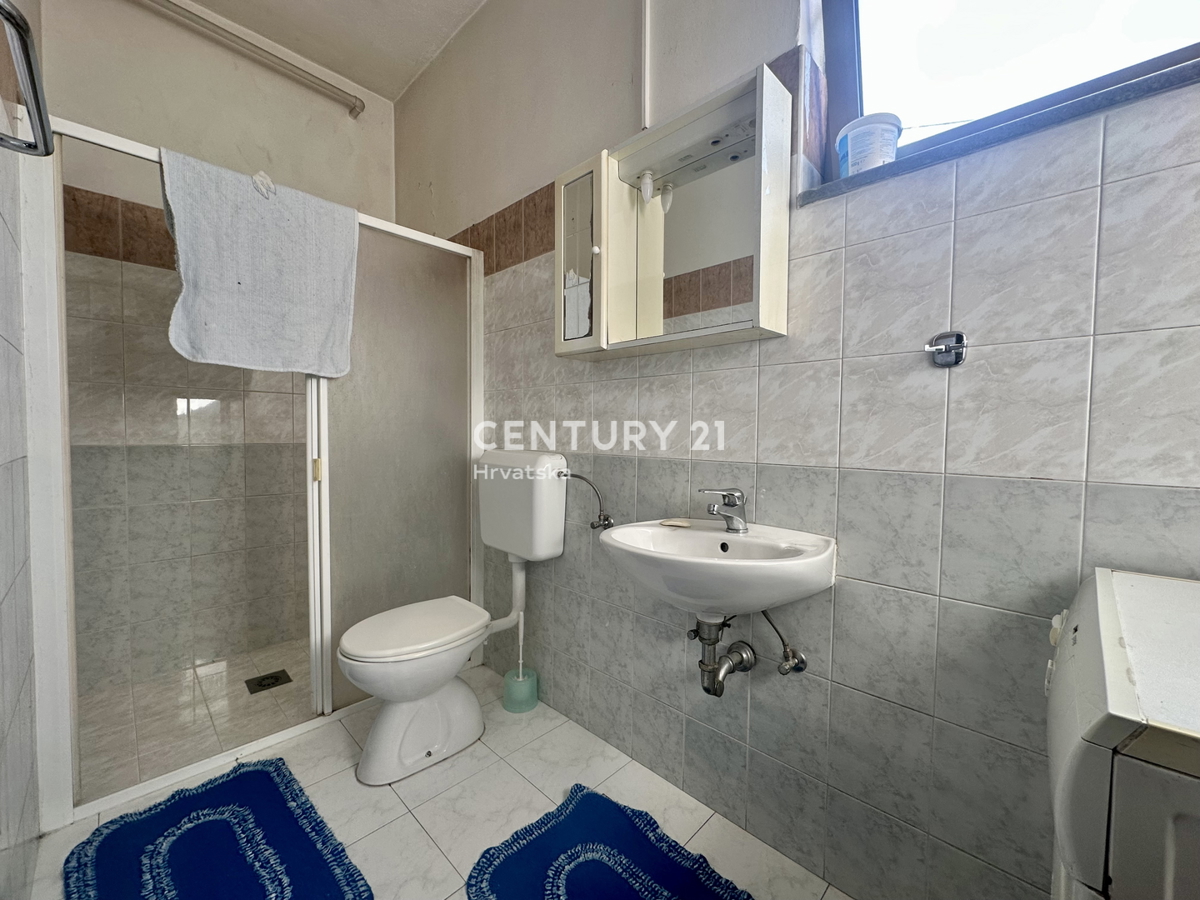 LABIN, KRŠAN, HIŠA Z DVEMA STANOVANJEMA IN VELIKIM DVORIŠČEM NA MIRNI LOKACIJI