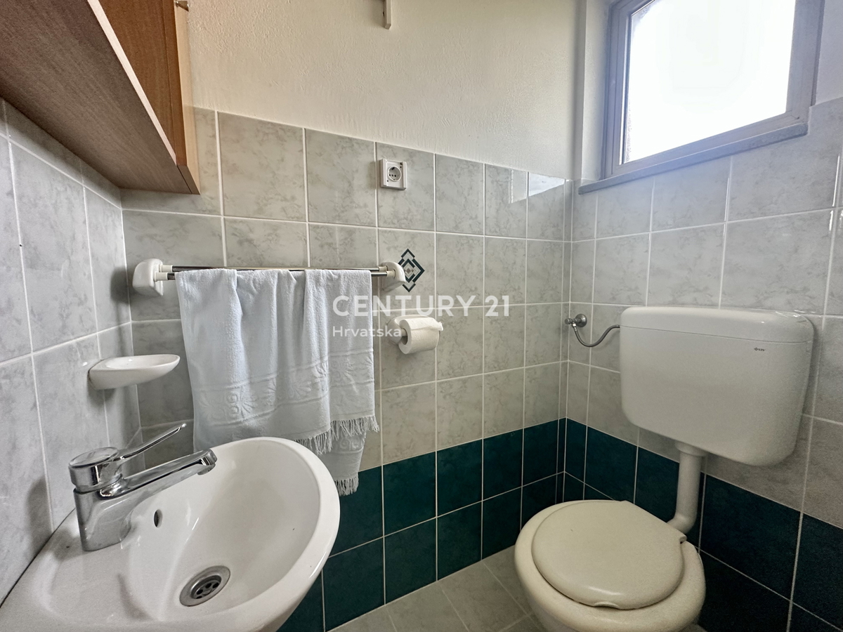 LABIN, KRŠAN, HIŠA Z DVEMA STANOVANJEMA IN VELIKIM DVORIŠČEM NA MIRNI LOKACIJI