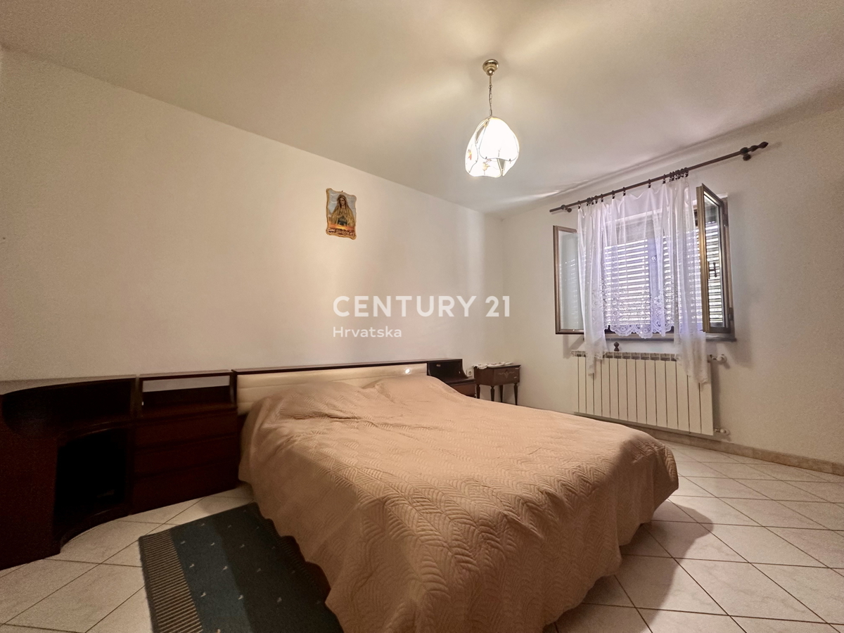 LABIN, KRŠAN, HIŠA Z DVEMA STANOVANJEMA IN VELIKIM DVORIŠČEM NA MIRNI LOKACIJI