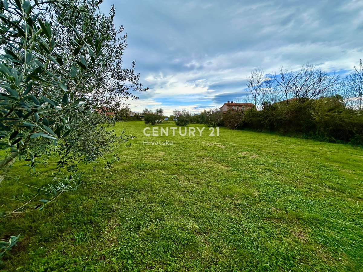 UMAG, GRADBENO ZEMLJIŠČE SAMO 1,5 KM OD MORJA