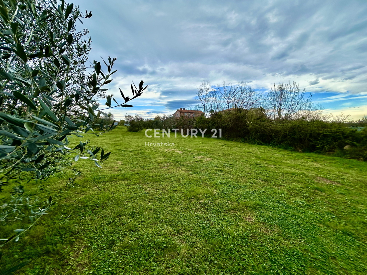 UMAG, GRADBENO ZEMLJIŠČE SAMO 1,5 KM OD MORJA