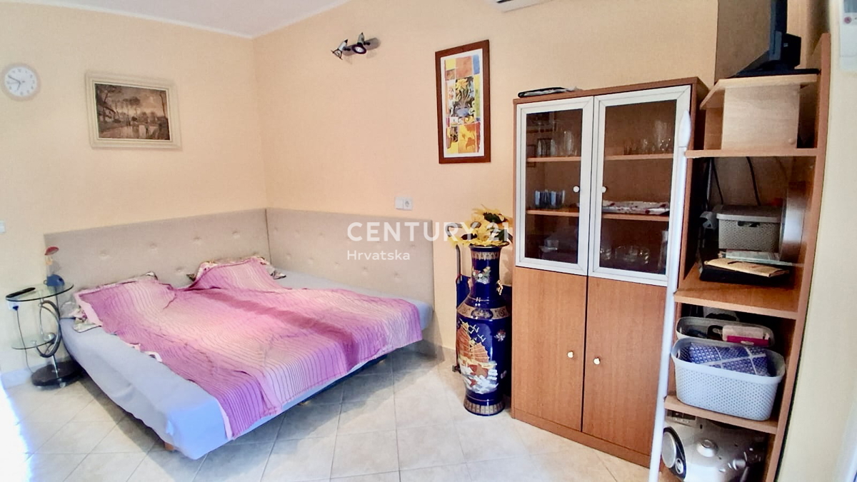 POREČ, ČERVAR PORAT, GARSONJERA SAMO 200 METROV OD PLAŽE