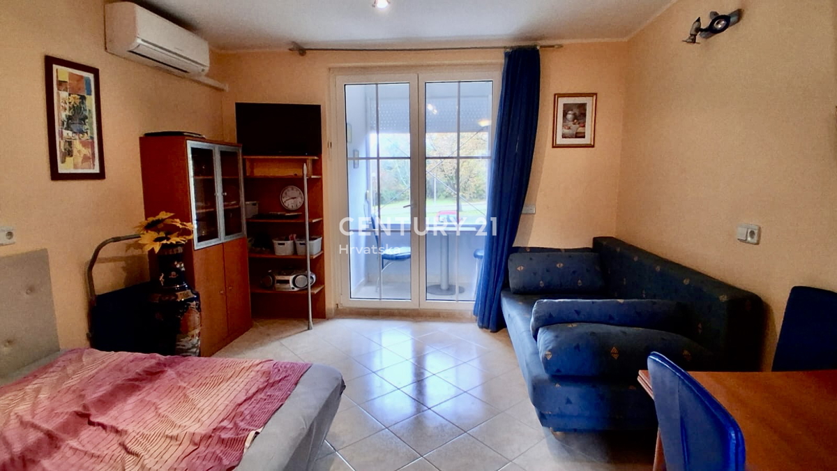 POREČ, ČERVAR PORAT, GARSONJERA SAMO 200 METROV OD PLAŽE