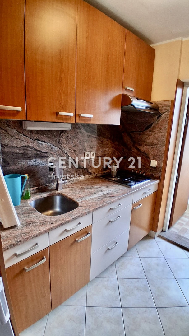 POREČ, ČERVAR PORAT, GARSONJERA SAMO 200 METROV OD PLAŽE