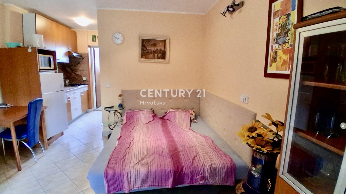 POREČ, ČERVAR PORAT, GARSONJERA SAMO 200 METROV OD PLAŽE