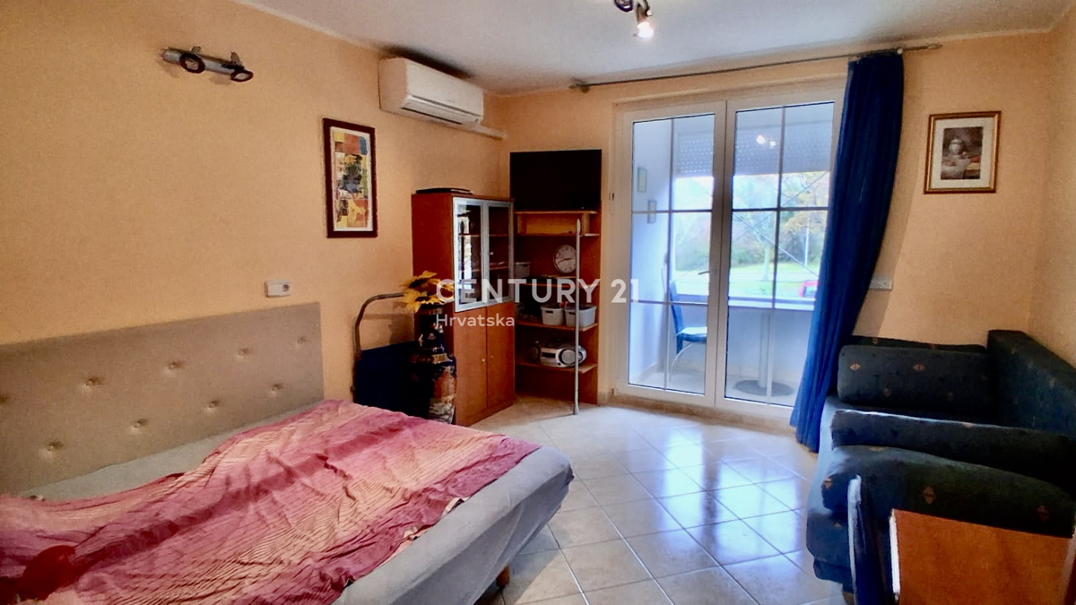 POREČ, ČERVAR PORAT, GARSONJERA SAMO 200 METROV OD PLAŽE