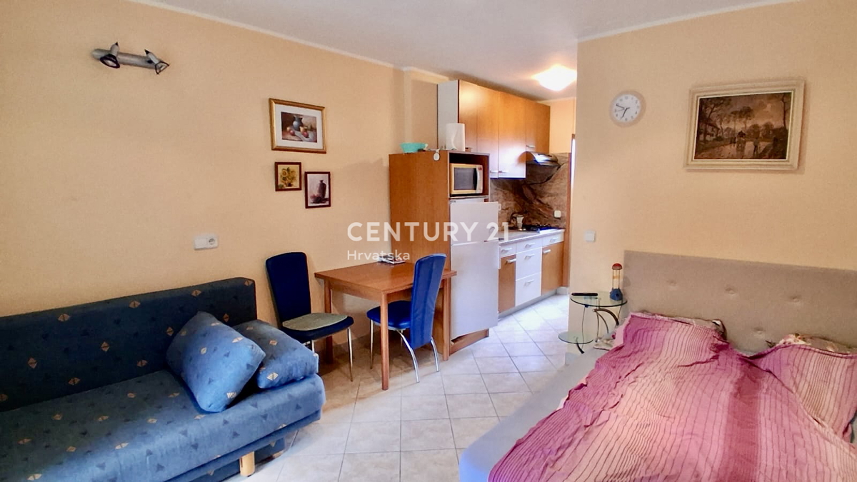 POREČ, ČERVAR PORAT, GARSONJERA SAMO 200 METROV OD PLAŽE