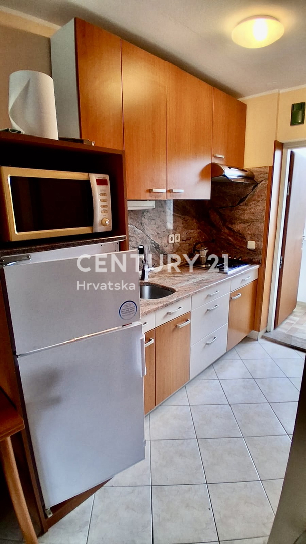 POREČ, ČERVAR PORAT, GARSONJERA SAMO 200 METROV OD PLAŽE