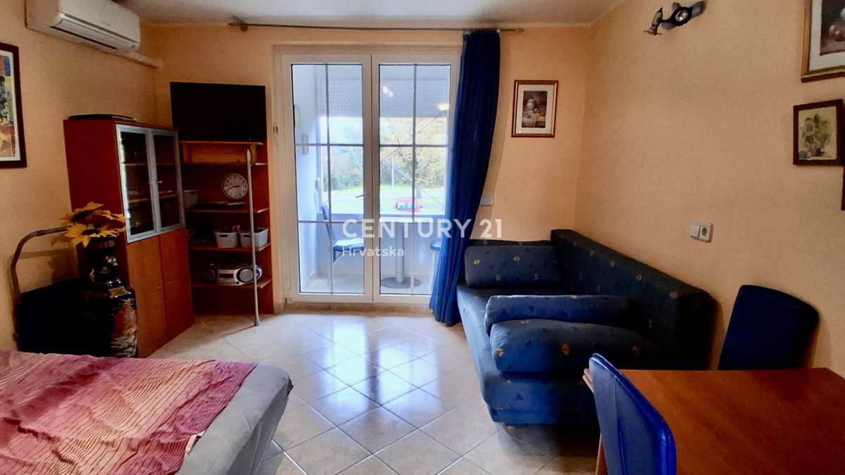 POREČ, ČERVAR PORAT, GARSONJERA SAMO 200 METROV OD PLAŽE