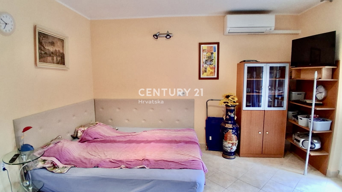 POREČ, ČERVAR PORAT, GARSONJERA SAMO 200 METROV OD PLAŽE