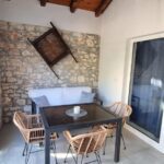 POREČ, PRODAJA SE RENOVIRANA HIŠA S BAZENOM NA ROBU NASELJA, SAMO 4 KM OD MORJA