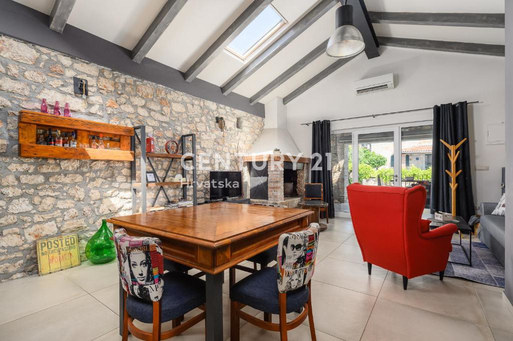 POREČ, PRODAJA SE RENOVIRANA HIŠA S BAZENOM NA ROBU NASELJA, SAMO 4 KM OD MORJA