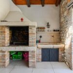 POREČ, PRODAJA SE RENOVIRANA HIŠA S BAZENOM NA ROBU NASELJA, SAMO 4 KM OD MORJA