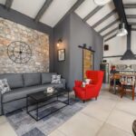 POREČ, PRODAJA SE RENOVIRANA HIŠA S BAZENOM NA ROBU NASELJA, SAMO 4 KM OD MORJA