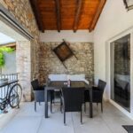 POREČ, PRODAJA SE RENOVIRANA HIŠA S BAZENOM NA ROBU NASELJA, SAMO 4 KM OD MORJA