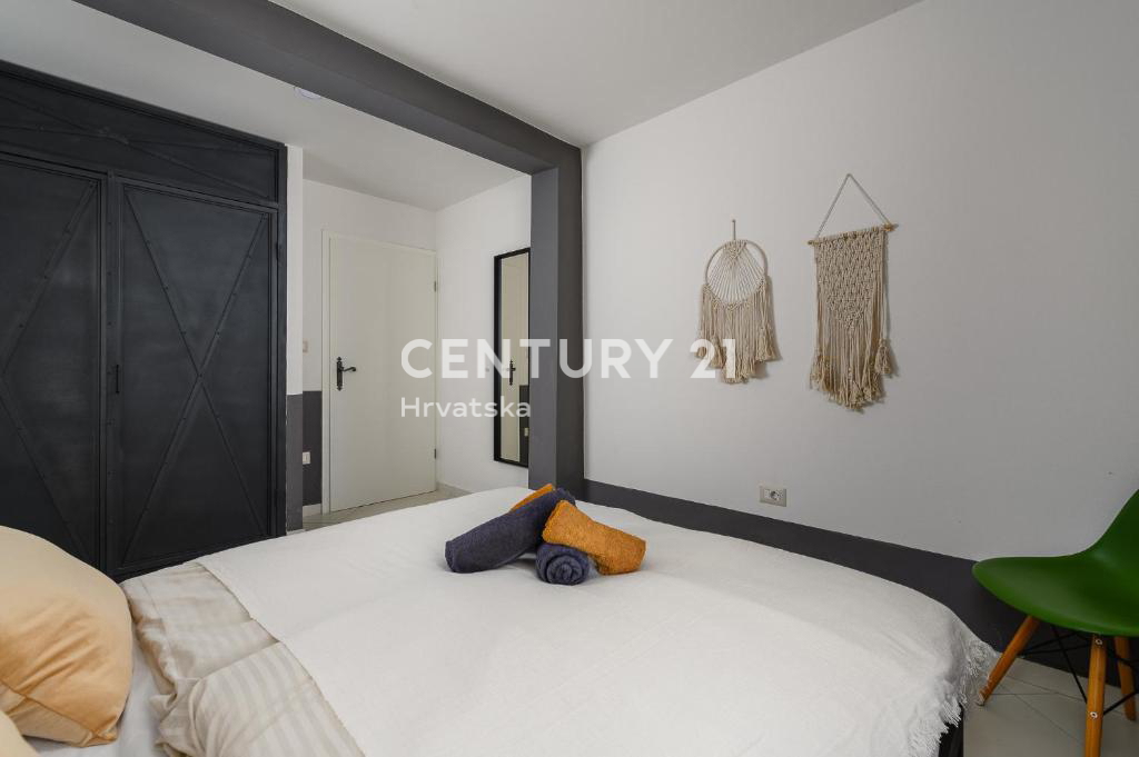 POREČ, PRODAJA SE RENOVIRANA HIŠA S BAZENOM NA ROBU NASELJA, SAMO 4 KM OD MORJA