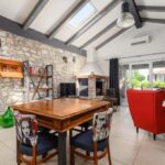 POREČ, PRODAJA SE RENOVIRANA HIŠA S BAZENOM NA ROBU NASELJA, SAMO 4 KM OD MORJA