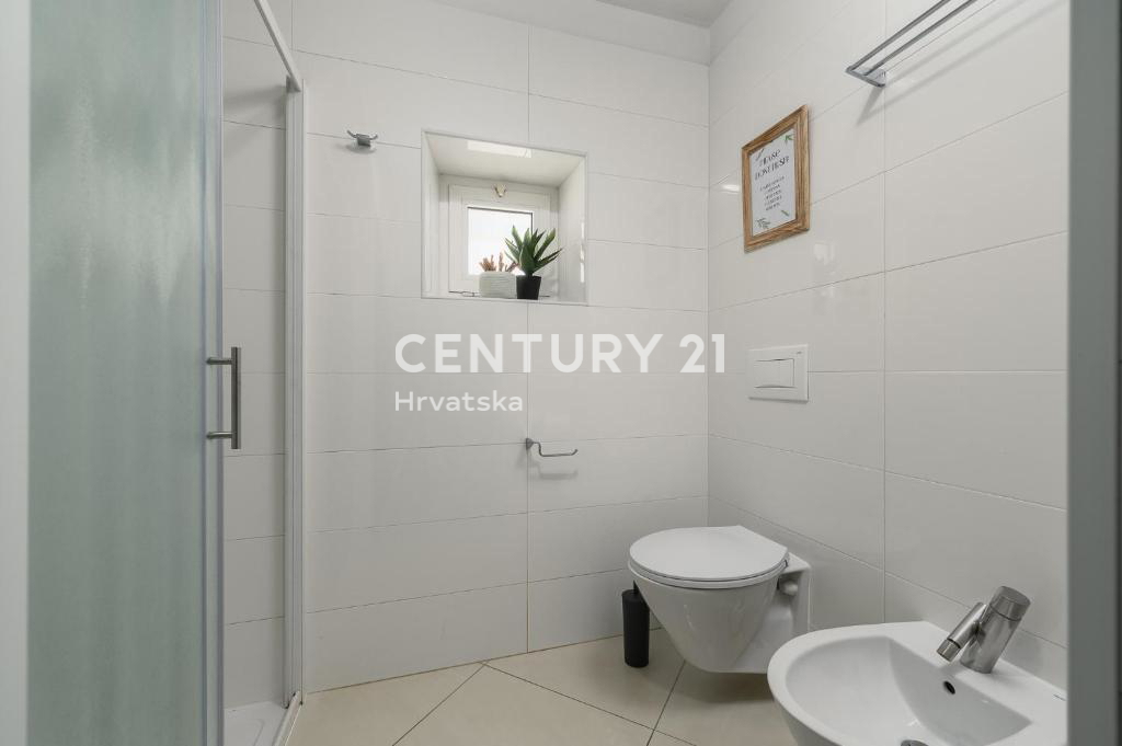 POREČ, PRODAJA SE RENOVIRANA HIŠA S BAZENOM NA ROBU NASELJA, SAMO 4 KM OD MORJA